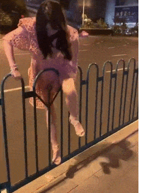 美女横跨护栏裙子被卡,一直试图解脱,场面一度尴尬.