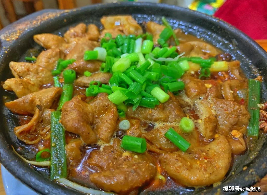 成都著名的"特色砂锅",酥肉,肥肠都