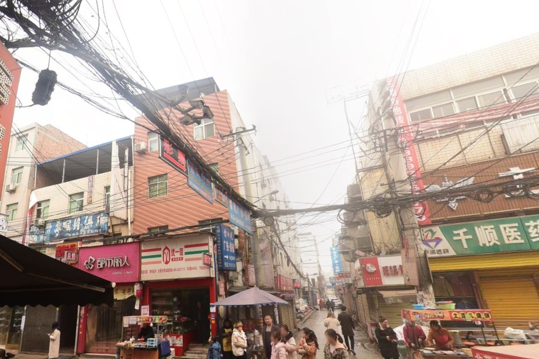 西安一城中村,路边女白天路边招手,被90后称为留情村