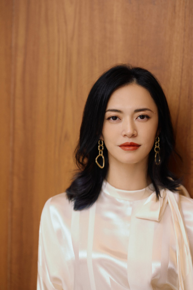 姚晨|原创姚晨与儿子合照庆41岁生日，捧蛋糕一脸灿笑，却被土豆表情包抢镜