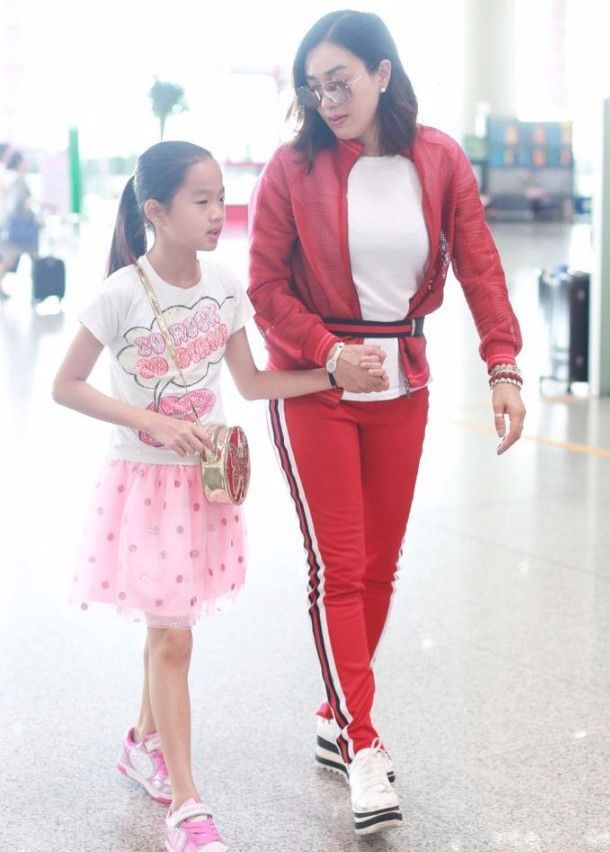 显得|中年妇女强装少女，钟丽缇穿金色运动服现身，47岁的身材很真实！