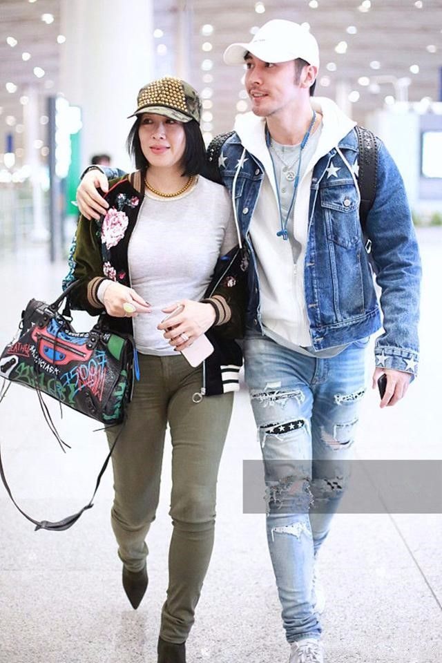 显得|中年妇女强装少女，钟丽缇穿金色运动服现身，47岁的身材很真实！