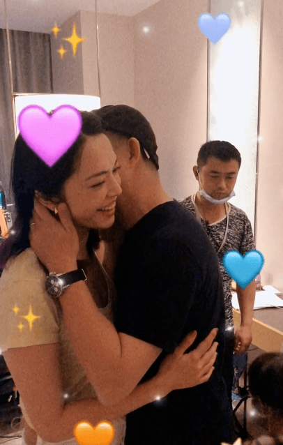 姚晨|原创姚晨与儿子合照庆41岁生日，捧蛋糕一脸灿笑，却被土豆表情包抢镜