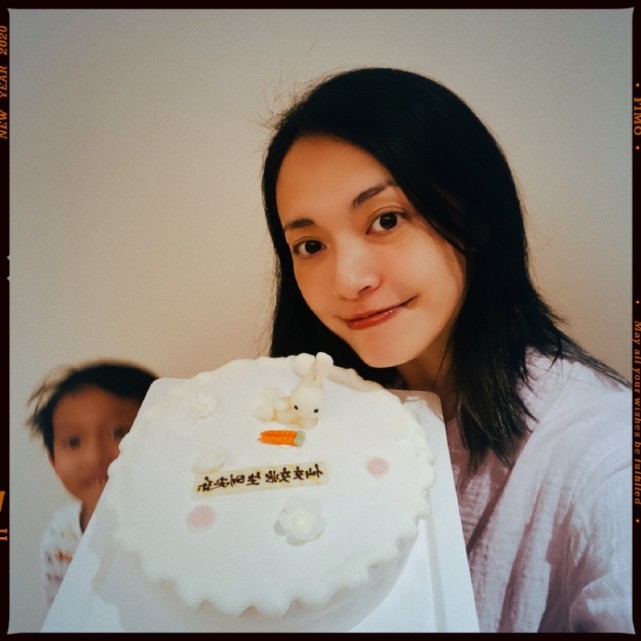 姚晨|原创姚晨与儿子合照庆41岁生日，捧蛋糕一脸灿笑，却被土豆表情包抢镜