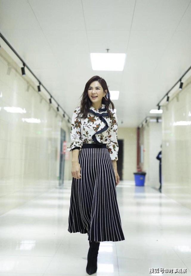 礼服|39岁陈嘉桦不低调，黑色抹胸配阔腿裤礼服超有范，时尚减龄又高级