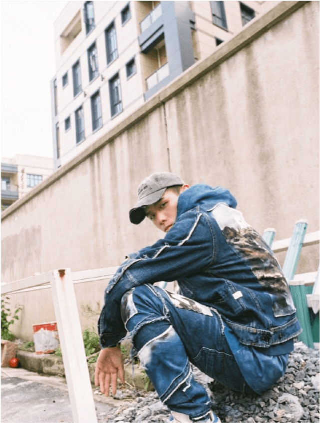 消息资讯|原创《中国有嘻哈》28岁歌手法老与17岁女高中生恋爱?本人发文回应了