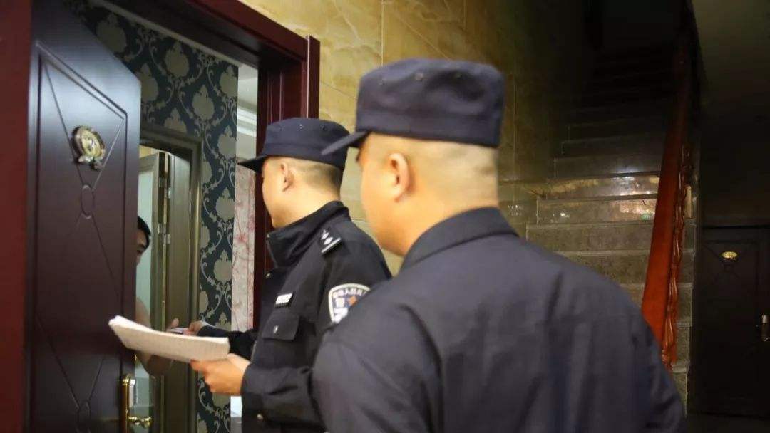 情侣住酒店时碰到警察查房怎么办