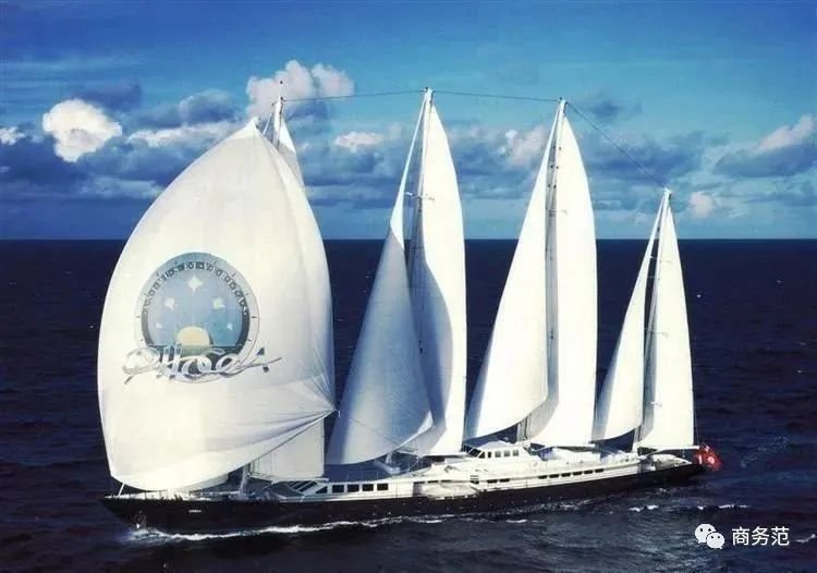 Mouna|全世界最阔绰太太:买别墅放1万件高定、10亿珠宝…