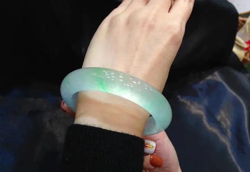 手镯|开眼了，六位数的翡翠手镯长什么样？