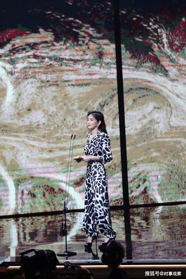 礼服|39岁陈嘉桦不低调，黑色抹胸配阔腿裤礼服超有范，时尚减龄又高级