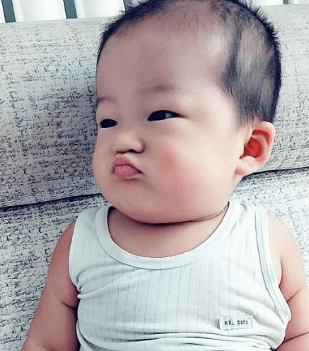 ‘kaiyun’
2岁儿子爱嘟嘴 妈妈欣喜照相发朋侪圈 奶奶却抱起孩子直赶医院(图1)