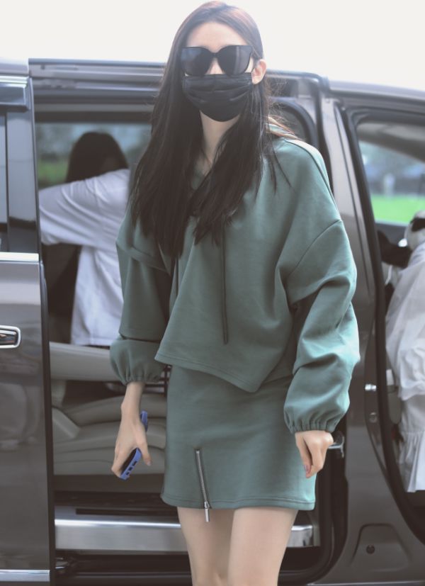 网络|张艺凡“下车照”疯传网络,看她离开精修后的腿,能叫人看自闭