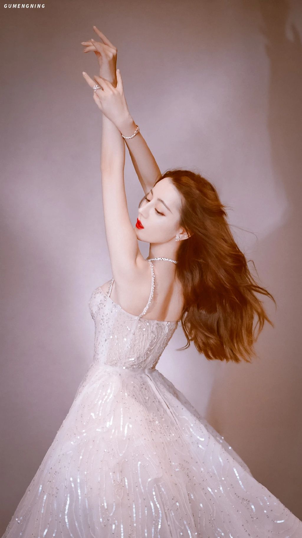 爱丽丝|迪丽热巴壁纸：清淡之中自有一种高雅的气质，颇具民国女子的风韵