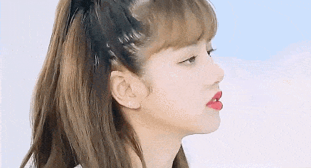 精致的女孩子是会根据自己的发型搭配自己的妆容和穿着的.