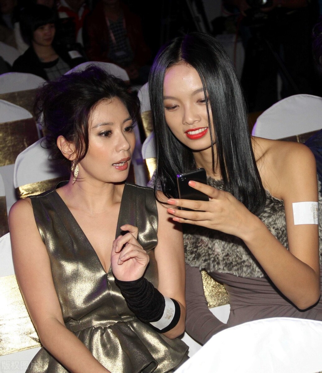 卷发|贾静雯气质真不错，穿金色亮面裙配慵懒卷发，知性优雅更显时髦