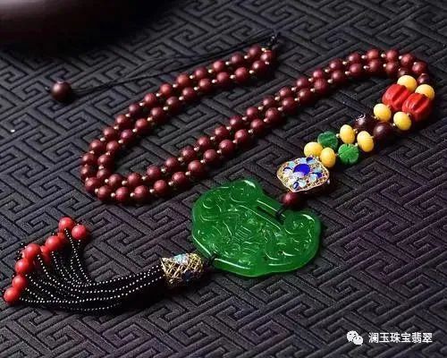 满绿|大妈连买14件翡翠都是假的，气得喝农药？翡翠一绿就值钱？这4种千万别眼馋！