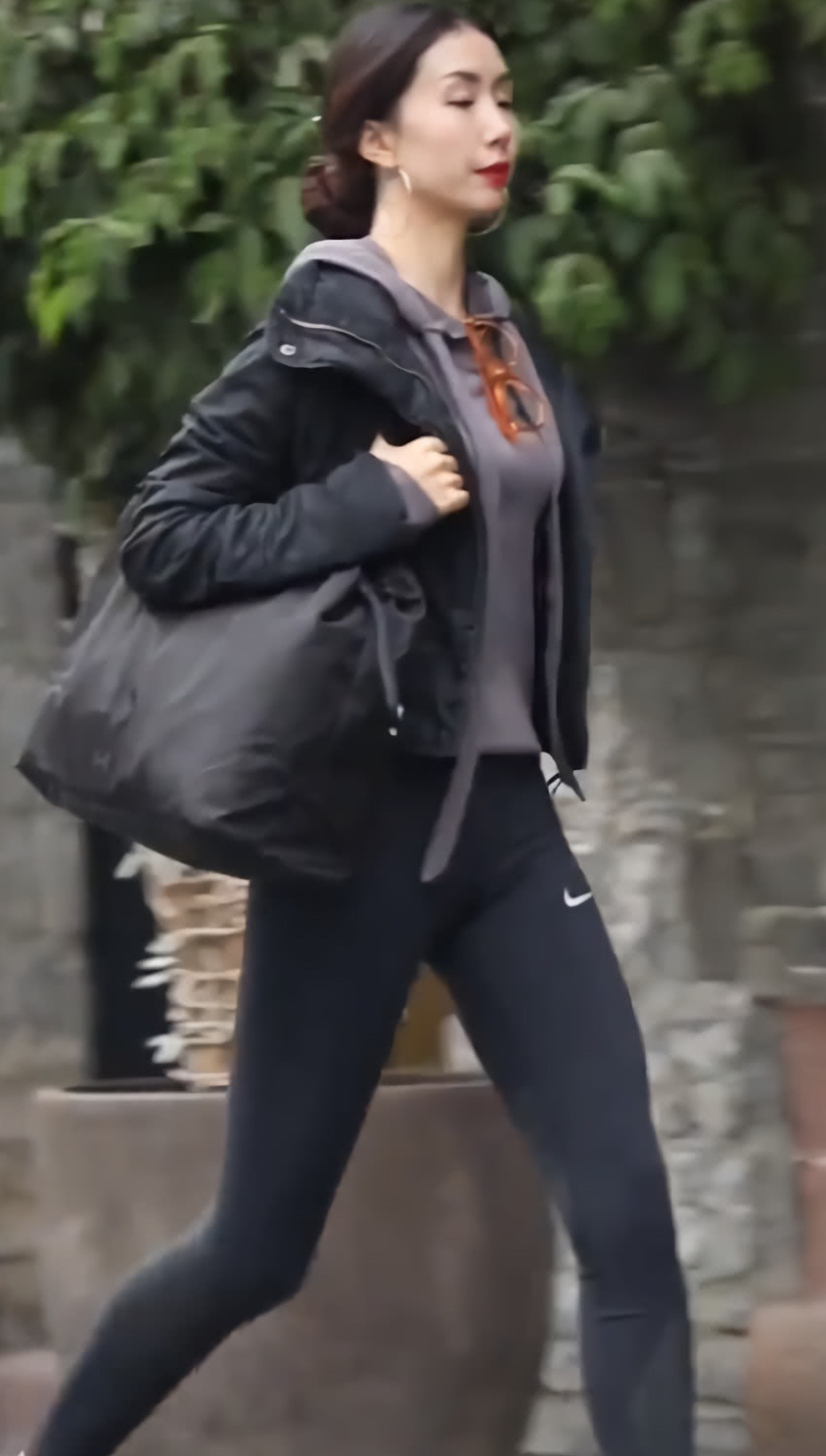 耐克|成都小姐姐引领了潮流，带火耐克牌“芝麻裤”，显瘦耍酷全靠它！