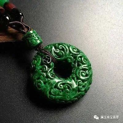 满绿|大妈连买14件翡翠都是假的，气得喝农药？翡翠一绿就值钱？这4种千万别眼馋！