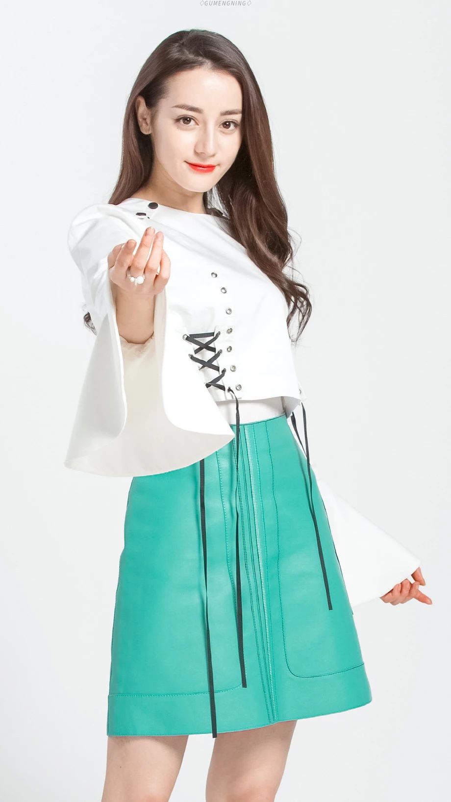 爱丽丝|迪丽热巴壁纸：清淡之中自有一种高雅的气质，颇具民国女子的风韵