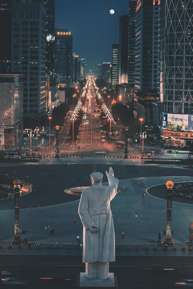 这里是天府广场,位于成都市的市中心地带,正北方坐落着毛泽东雕像.