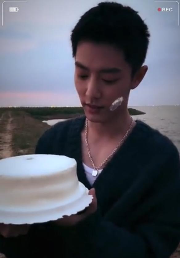 肖战29岁生日,谁注意他蛋糕的形状?网友:原谅我没见过