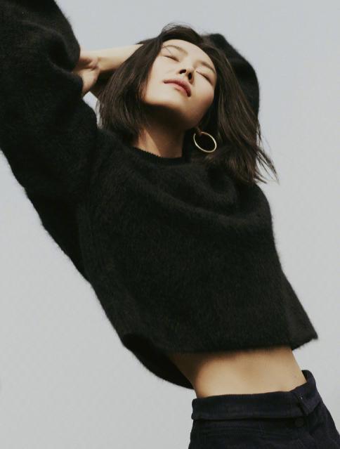 baby|刘雯“巴掌腰”比杨幂baby还细，人鱼造型秀锁骨，好身材惹关注