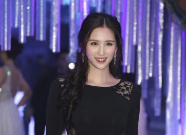 情人|被生父''卖身''72岁拥有200位情人富豪，5年虐恋后今如何？