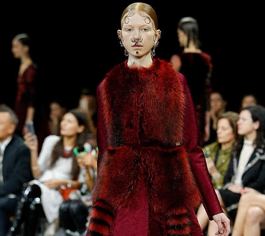 效果|戴在脸上的珠宝，有整容效果？网友：时尚是越来越看不懂了！