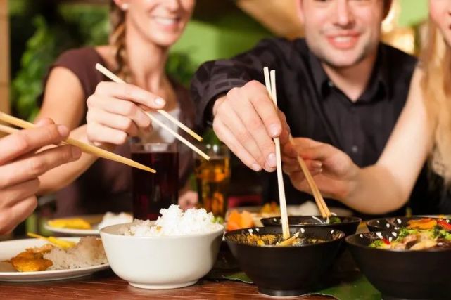 在外吃饭,乙肝患者会不会一人传染一桌人?