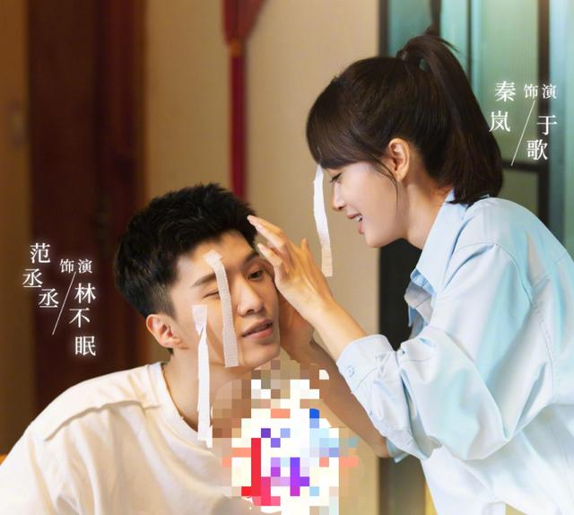 防走光|秦岚太保守？过马路猛拽裙子防走光，41岁却被誉为“鲜肉收割机”