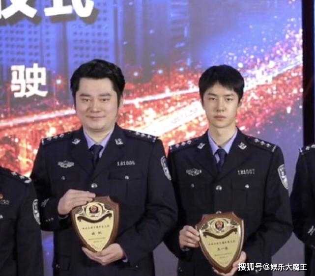 王一博穿警服一身正气，与钱枫同框二人脸蛋大