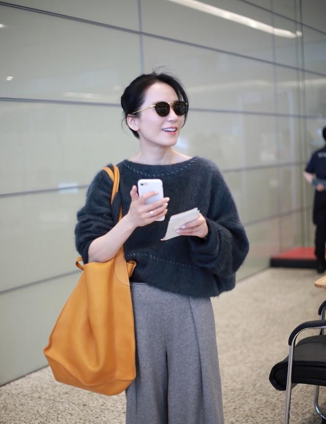 气质|俞飞鸿真是中年女性的典范，风衣配针织衫穿出高级感，哪像70后