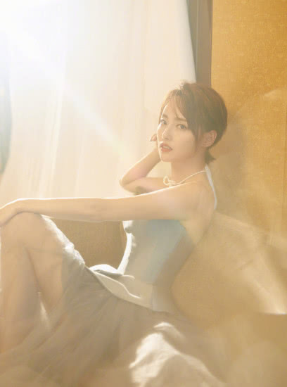 时尚|张嘉倪清新美艳薄纱裙,