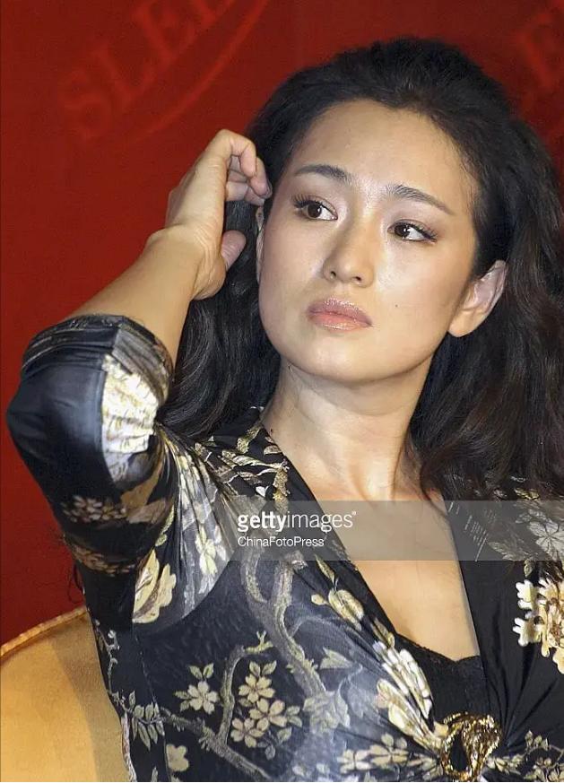 脸部|巩俐太自信了吧,出席活动基本都是裸唇,脸部特写就是两个字标致