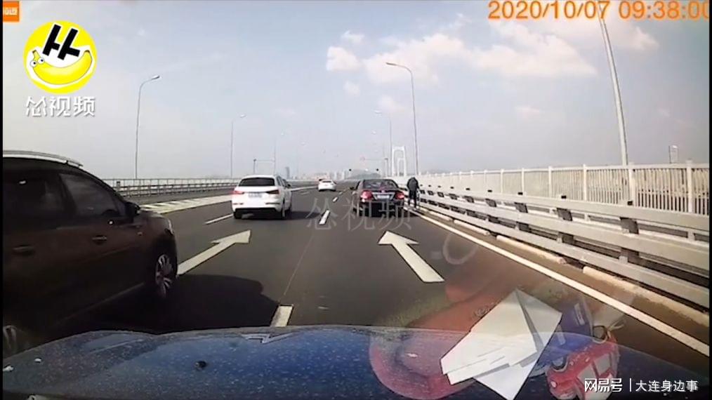 大连一男子疑在跨海大桥上停车撒尿险酿车祸