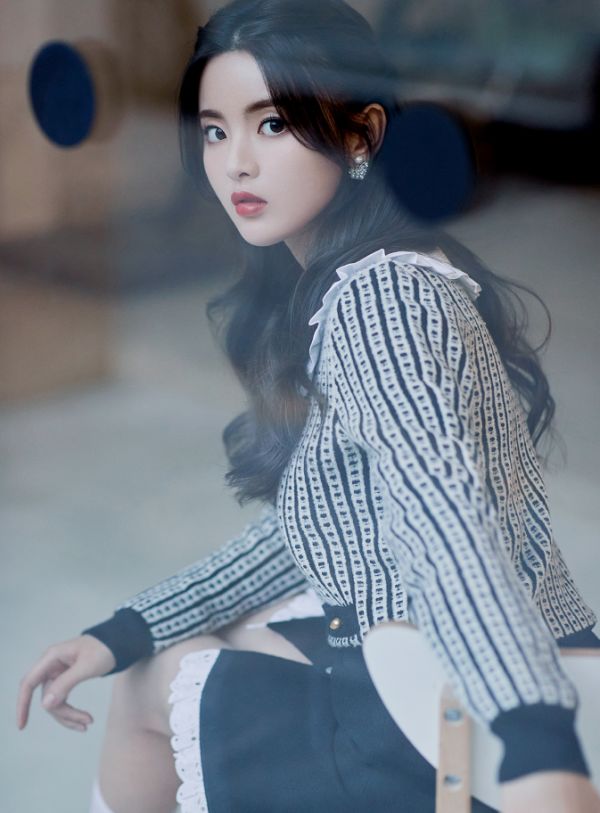 超越|怪不得杨超越那么痴迷“牛奶袜”，看她秀出的腿，哥哥弟弟都爱了