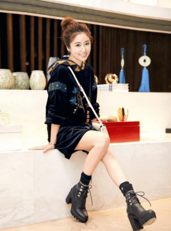林心如新戏路透图,身材高挑但面部下垂无少女感