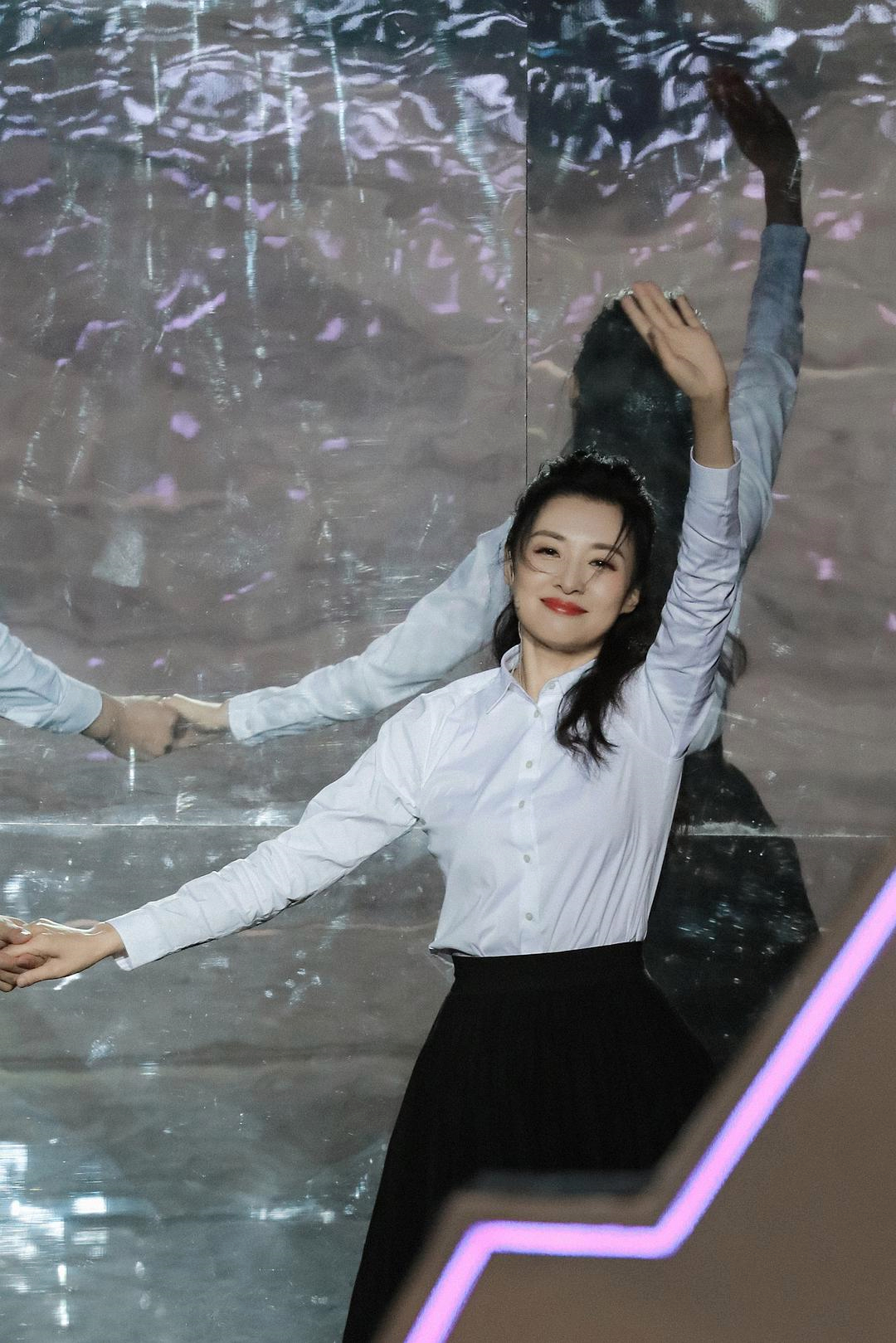 周涛|52岁周涛带少女感，46岁董卿似大学生，岁月对央视女主持格外留情