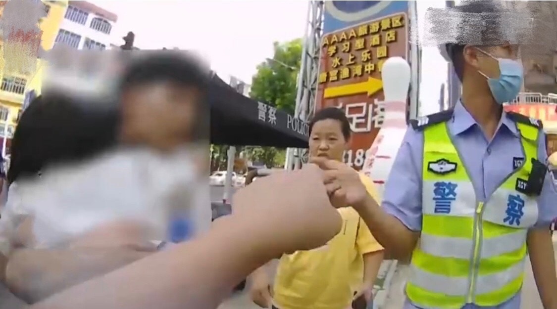 东莞一对00后情侣吵架怄气，女生竟持砖头将自己