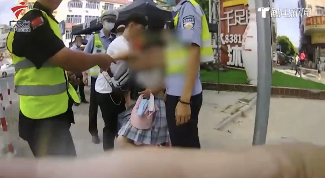 东莞一对00后情侣吵架怄气，女生竟持砖头将自己