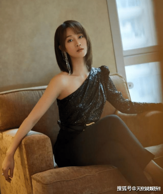 原创蓝盈莹妈妈:美貌不输女儿,离异带女改嫁富豪,为女儿找个好后爸