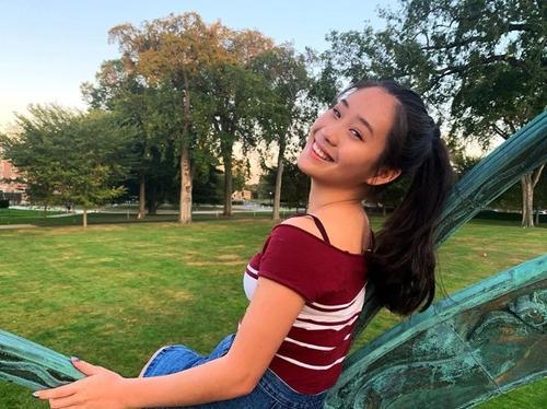 李连杰|李连杰17岁女儿晒美照，身材凹凸有致，一点不输利智