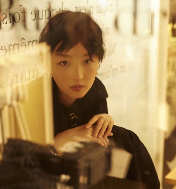 吴亦凡|把帽子取下后的周冬雨，原来留着吴亦凡同款发型，模样又酷又美