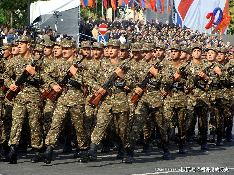 亚美尼亚隆重阅兵式 庆祝独立20周年