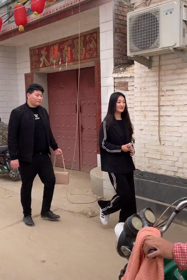 大衣哥儿子儿媳超甜蜜，小伟主动帮媳妇提包，