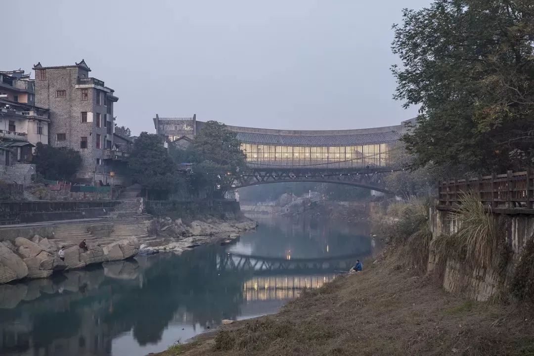 桥上的美术馆吉首美术馆05点亮了整片海滩这里室内的光线沿着倒锥形