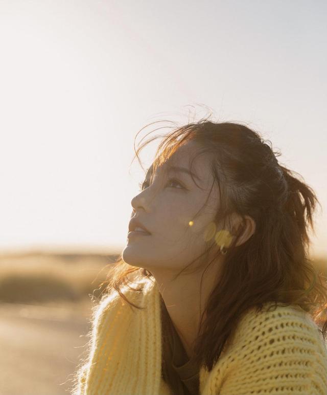 李沁私服好清新,红唇连衣裙尽显邻家少女感,不愧是气质女神