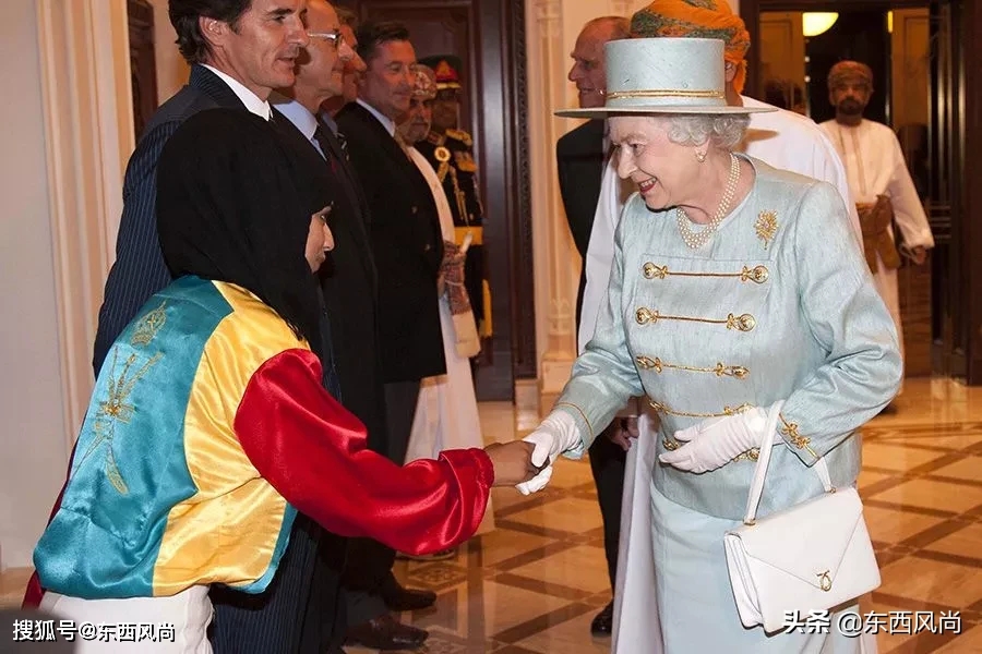 女王|94岁女王个人风格极其鲜明，不论穿什么颜色，总是搭同一款包包