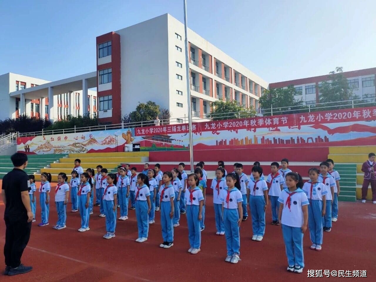 胶州市九龙小学:队列队形展英姿,三辅龙拳强体魄