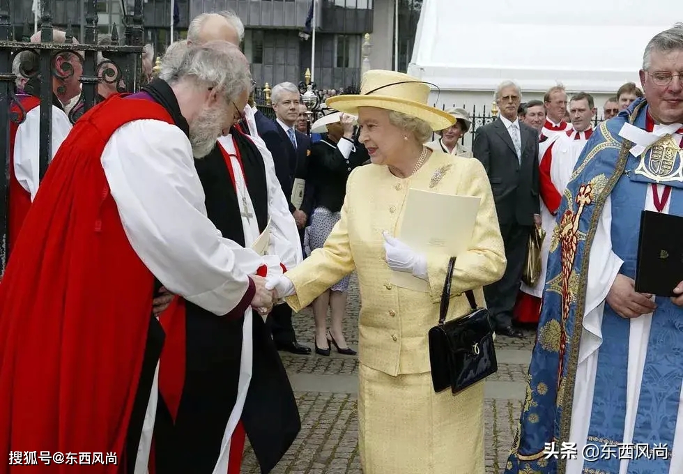 女王|94岁女王个人风格极其鲜明，不论穿什么颜色，总是搭同一款包包